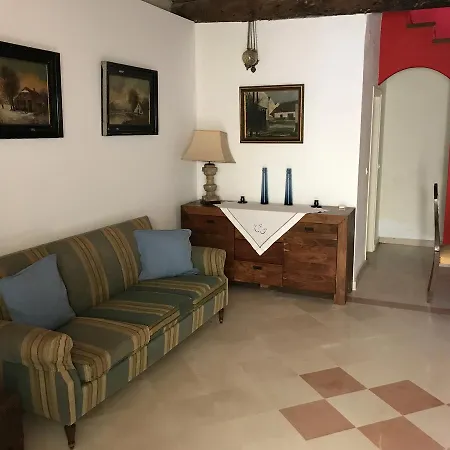 Old Traditional House In Village Varipatádesz